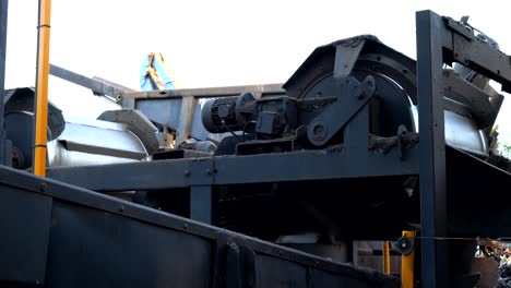 Working-car-shredder-machine,-close-up-of-two-sorting-drums