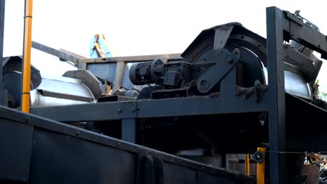 máquina trituradora de automóviles en funcionamiento, primer plano de dos tambores de clasificación