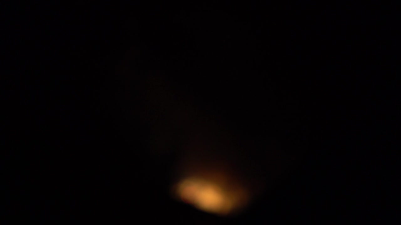 Hvide, grønne og guld fyrværkerier med bokeh og blitz. Festlig baggrund.