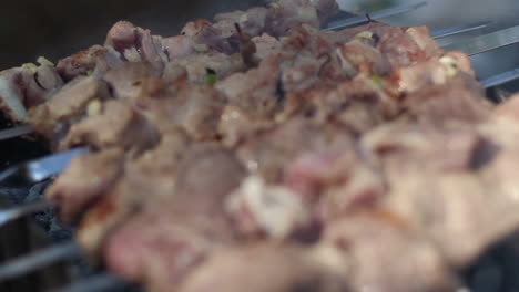 kebab crudo cocinado en la parrilla. shashlik de cerdo crudo. de cerca. carne marinada a la parrilla