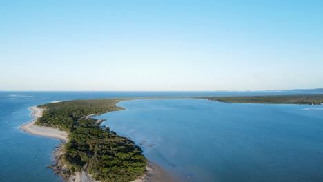 vista estática de drones mirando hacia los pintorescos canales de inskip point rainbow beach queensland australia