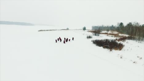 monjes caminando por el lago congelado en invierno