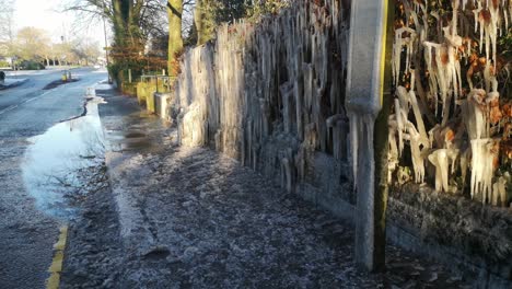 Formación-De-Carámbanos-Congelados-En-La-Cobertura-De-La-Carretera-Lateral-De-La-Parada-De-Autobús-Británica-Durante-El-Mal-Tiempo-Invernal