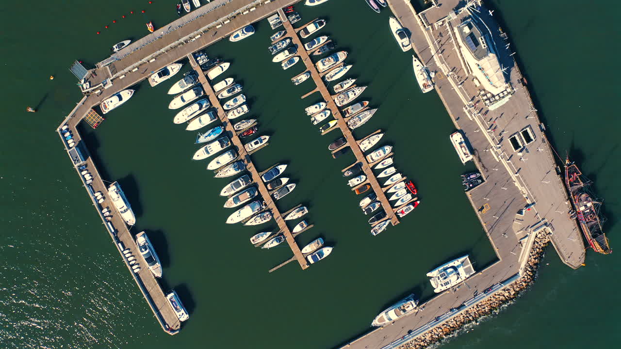 Ovenfra av drone som flyr over marinaen med fortøyde yachter, skip og motorbåter på en solrik dag i Sopot, Polen