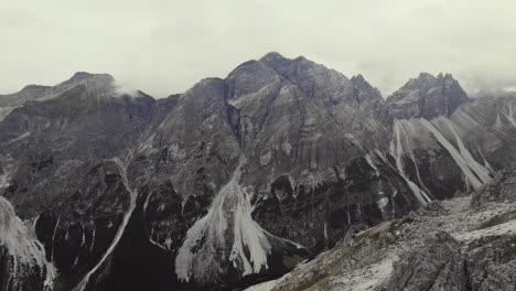 antena cinematográfica de una cordillera alpina en stubai en austria