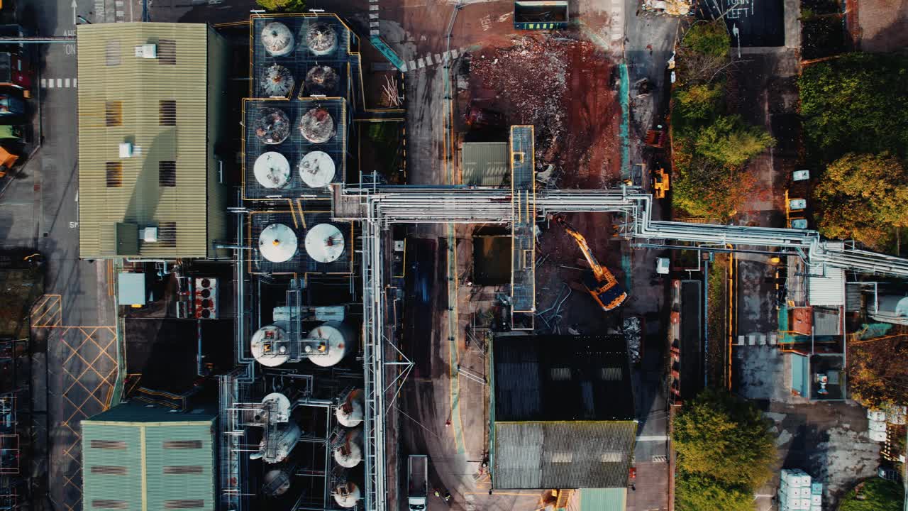 ficção científica futurista com imagens de drones aéreos, com um visual steampunk com edifícios e veículos industriais