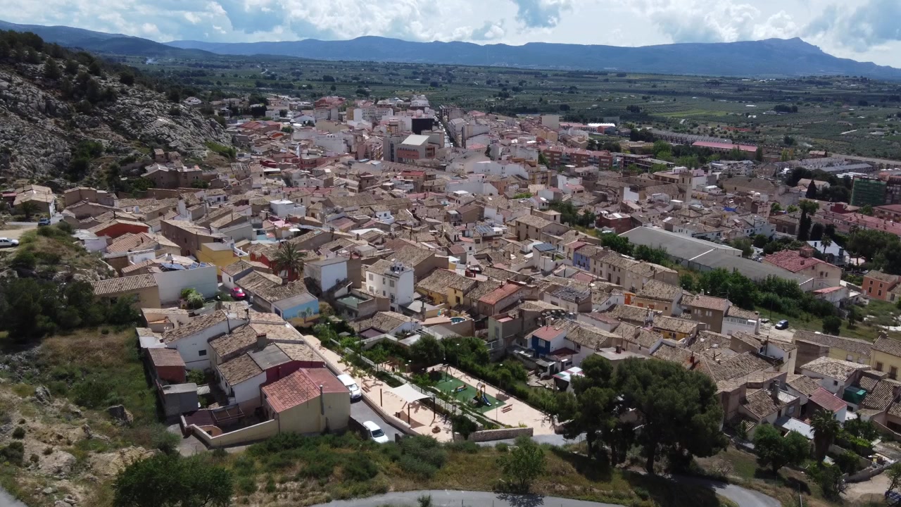Flug entlang des Mariola-Gebirges in Richtung der Stadt Onil, Spanien.