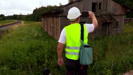 inspector comprobando un edificio abandonado