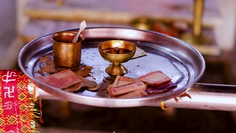 Templo-Hindú-Aarti-La-Plataforma-De-Ofrenda-De-Adoración-En-El-Templo-Con-Lámpara-De-Aceite-Encendida-Y-Agua-Bendita