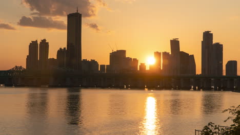 Puesta-De-Sol-En-La-Ciudad-De-Seúl-Con-El-Sol-Escondido-Detrás-De-Los-Edificios-De-La-Isla-Yeouido-Durante-La-Hora-Dorada