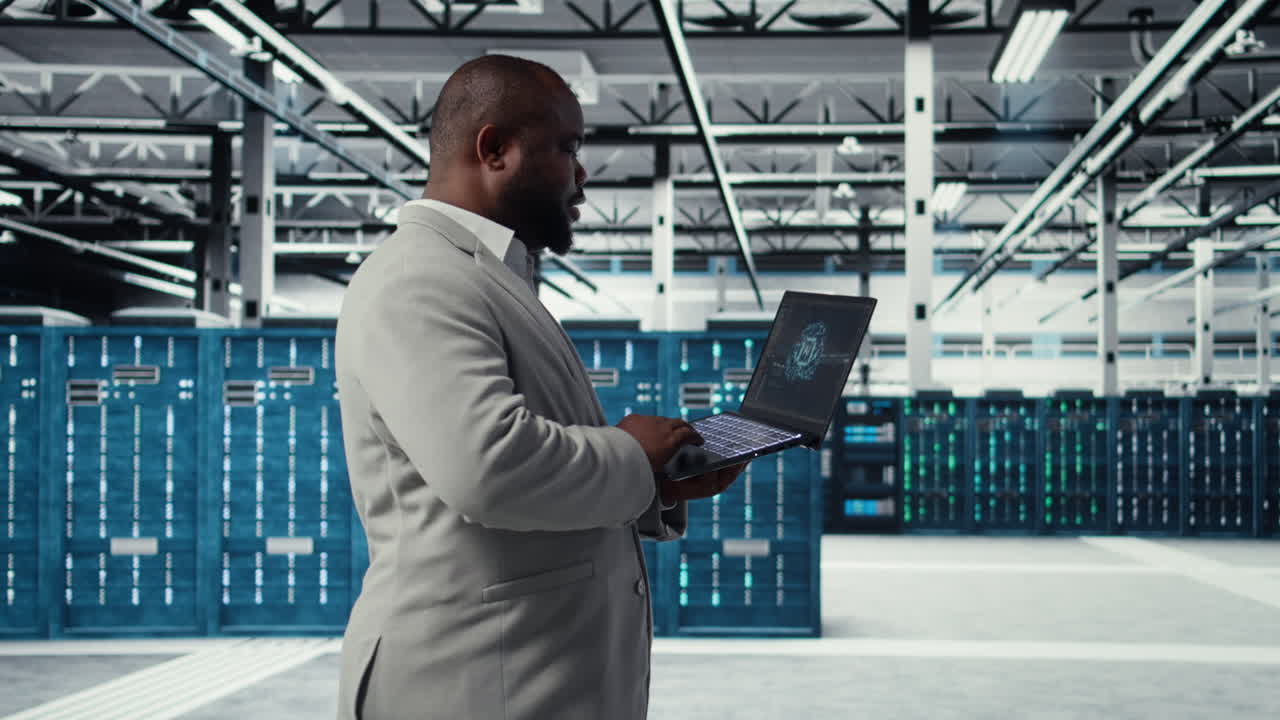 Vertikal video Datacenteradministrator udfører IT-vedligeholdelsesopgaver ved hjælp af AI-teknologi