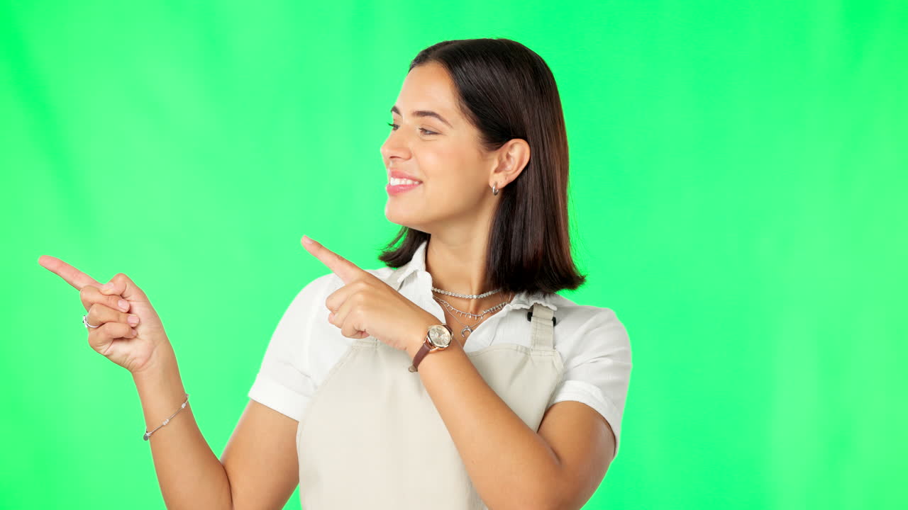 mujer señalando a la derecha
