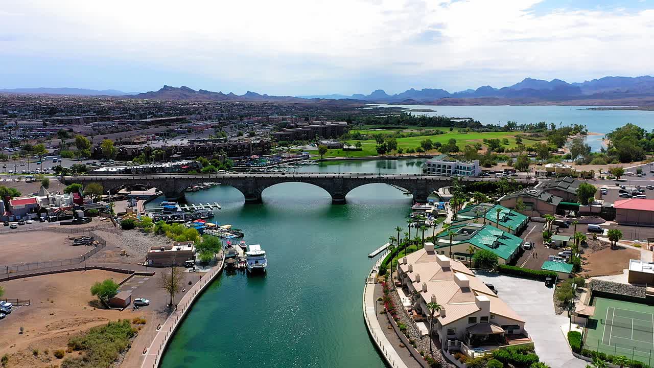 애리조나 주 하바수 호수에 많은 보트와 훌륭한 레스토랑이 있는 운하