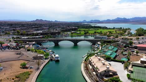 el canal con muchos barcos y excelentes restaurantes en la ciudad de lake havasu, arizona