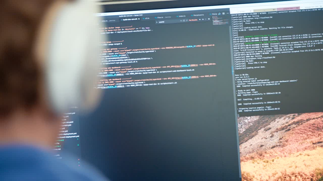 programmatore di computer seduto davanti a uno schermo software di codifica