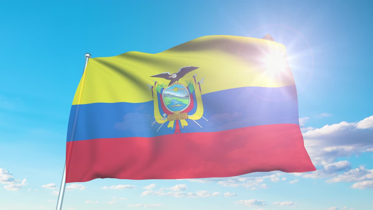 bandera de ecuador con estructura de tela contra un cielo nublado (en bucle)