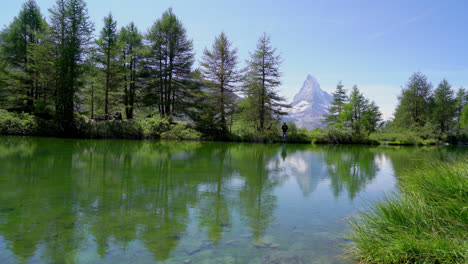 Cervino-Con-El-Lago-Grindjisee-En-Zermatt,-Suiza