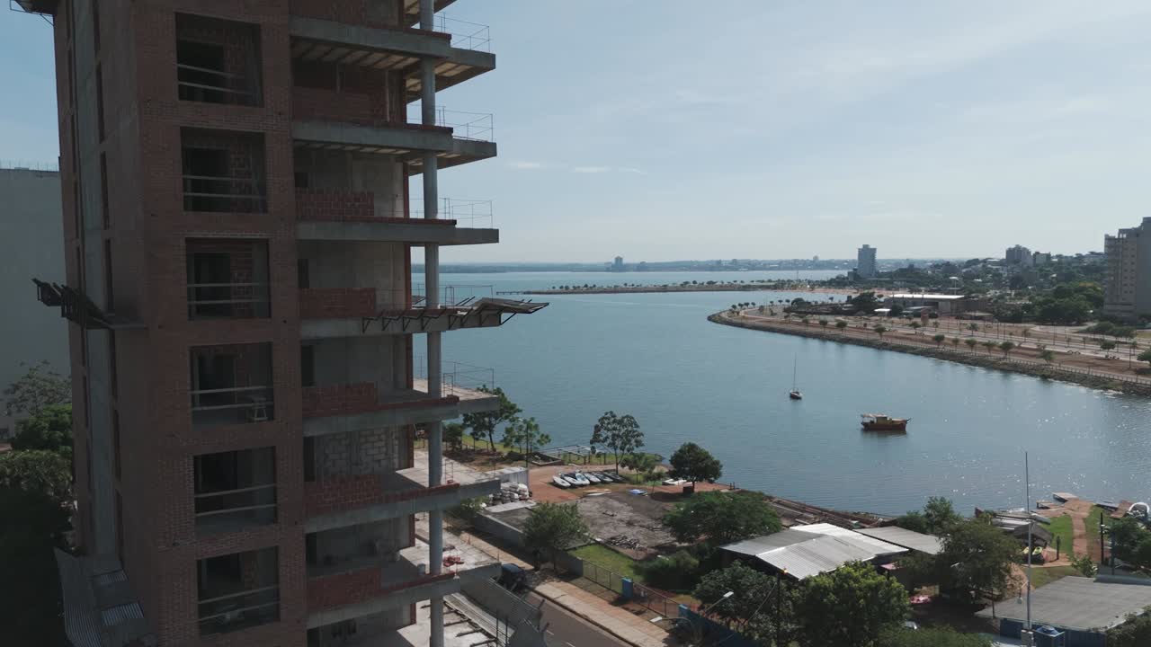 imágenes de drones que capturan la construcción de edificios cerca del pintoresco río parana, mostrando el crecimiento dinámico y el desarrollo de la infraestructura urbana