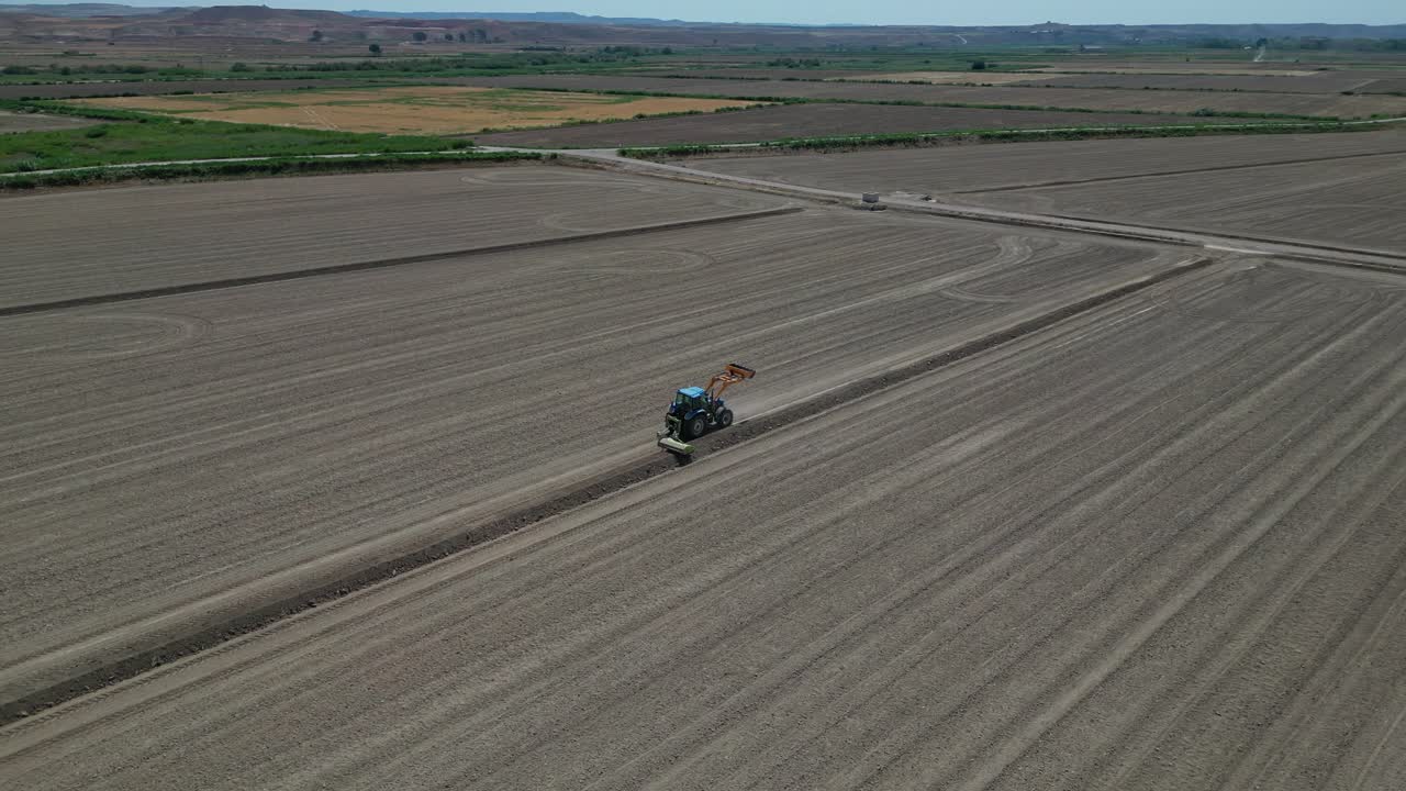 vista aérea de un tractor arando un campo
