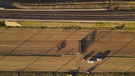 Toma-Aérea-De-Arriba-Hacia-Abajo:-Inicio-De-La-Carrera-De-Caballos-En-El-Hipódromo-Durante-La-Puesta-Del-Sol---Hipodromo-Argentino-De-Palermo-En-La-Ciudad-De-Buenos-Aires