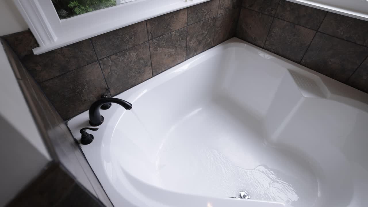 넓고 넓고 색의 욕조에 물이 아집니다.