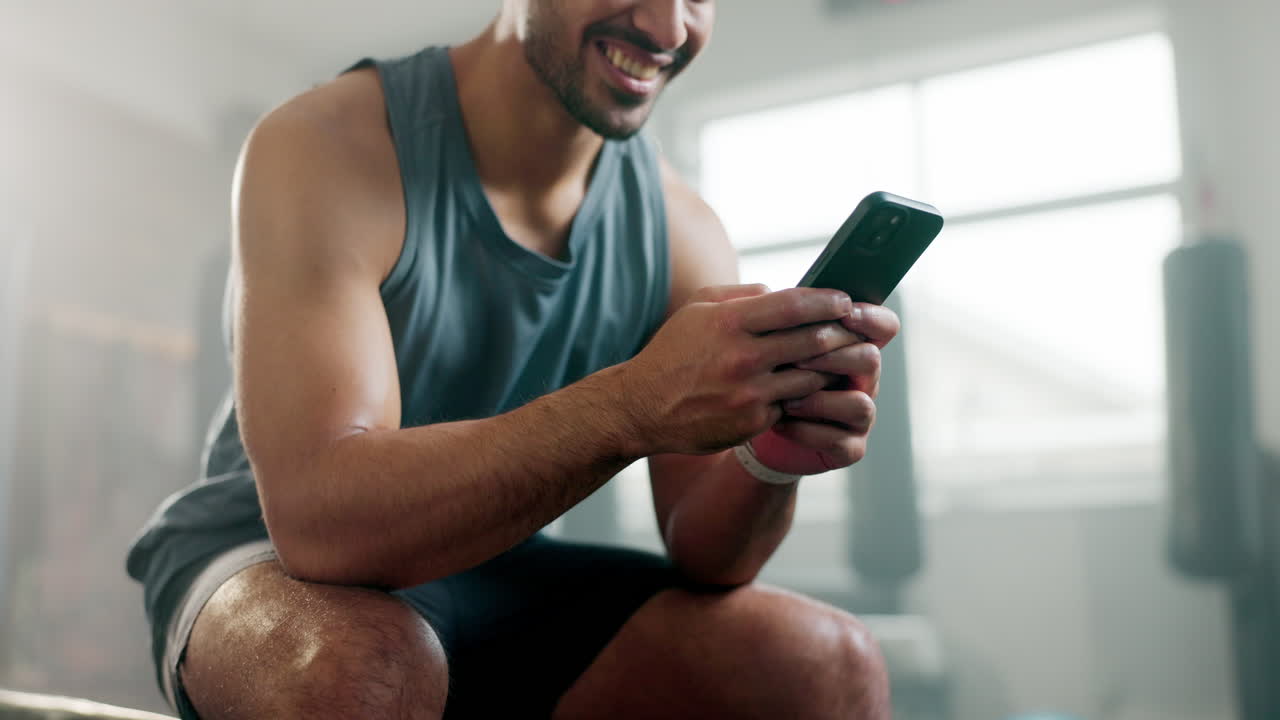 gimnasio, escribir y un hombre con un teléfono en las manos