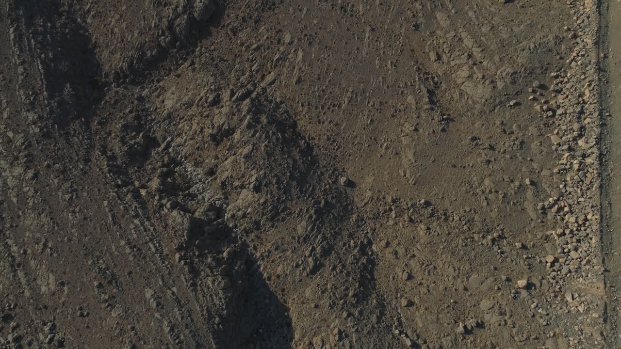 disparo revelador de dront de una montaña rocosa