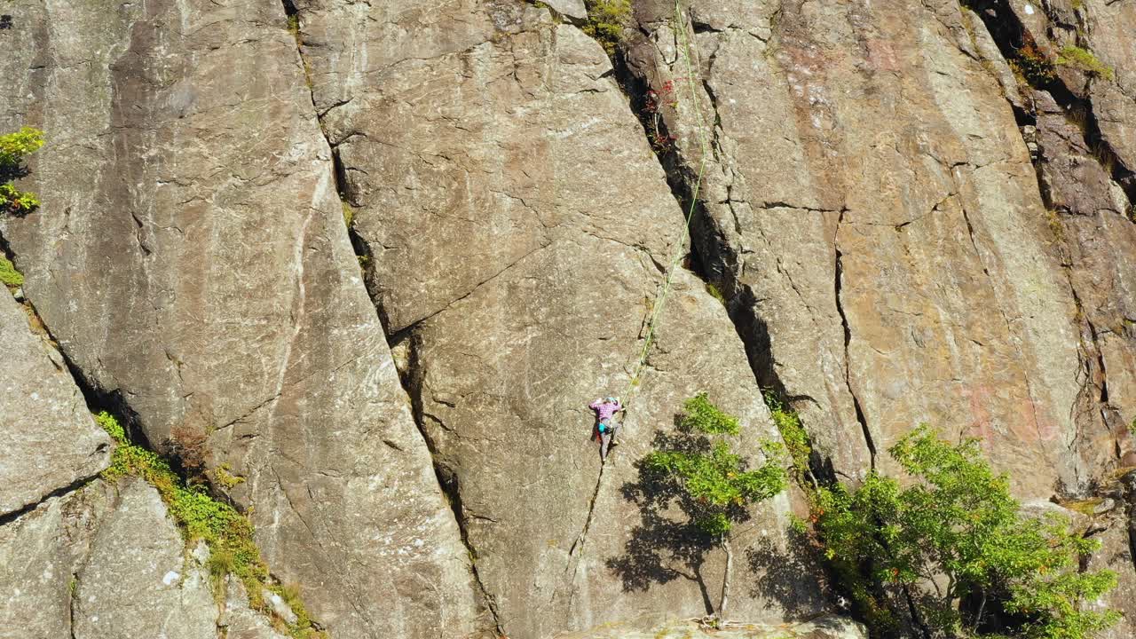 imágenes aéreas de una joven escaladora en un acantilado en maine