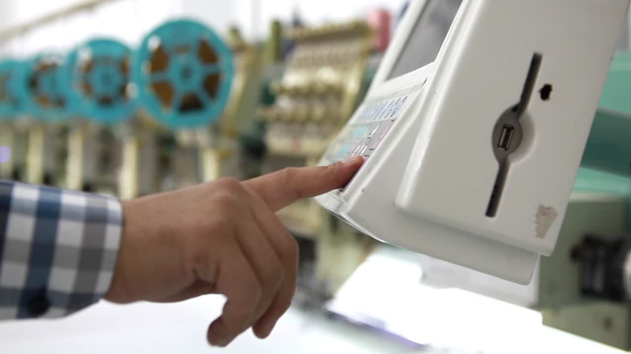 máquina de coser industrial fábrica textil personal de sastrería 1