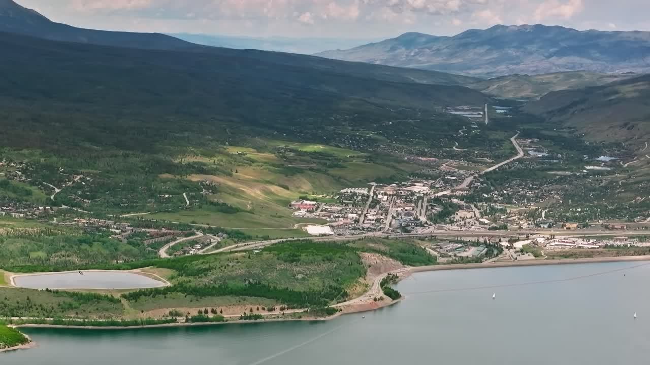 Vista della città e del lago del Colorado con le montagne sullo sfondo