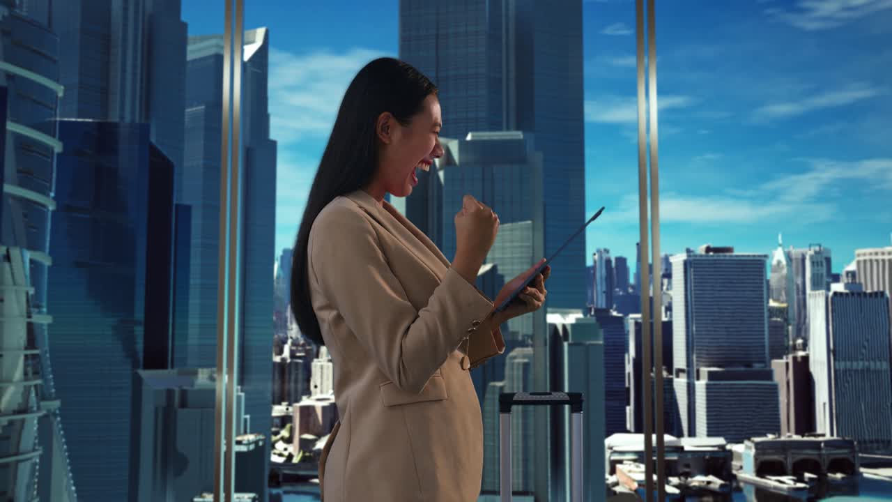 공항 에서 태블릿 을 들고 있는 흥분 한 사업가