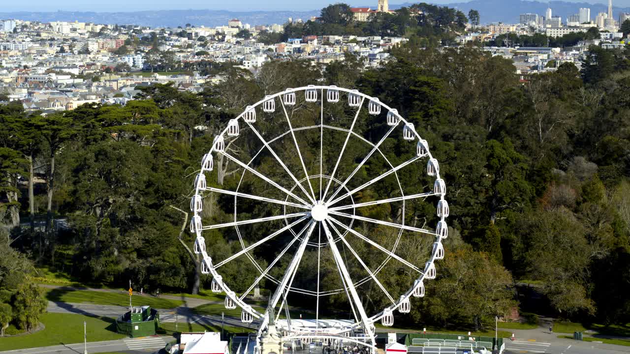 샌프란시스코의 골든 게이트 파크 뮤직 콘코스 (golden gate park music concourse) 에 있는 스카이스타  (skystar wheel) 의 최신 명소로 볼 수 있는 환상적인 공중 비행.