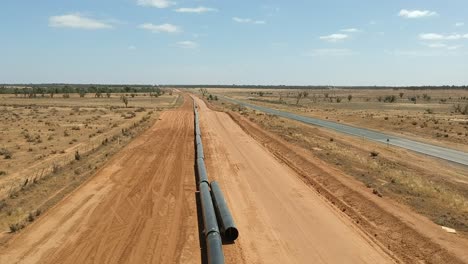 elevándose por encima de un oleoducto en construcción en el interior de australia