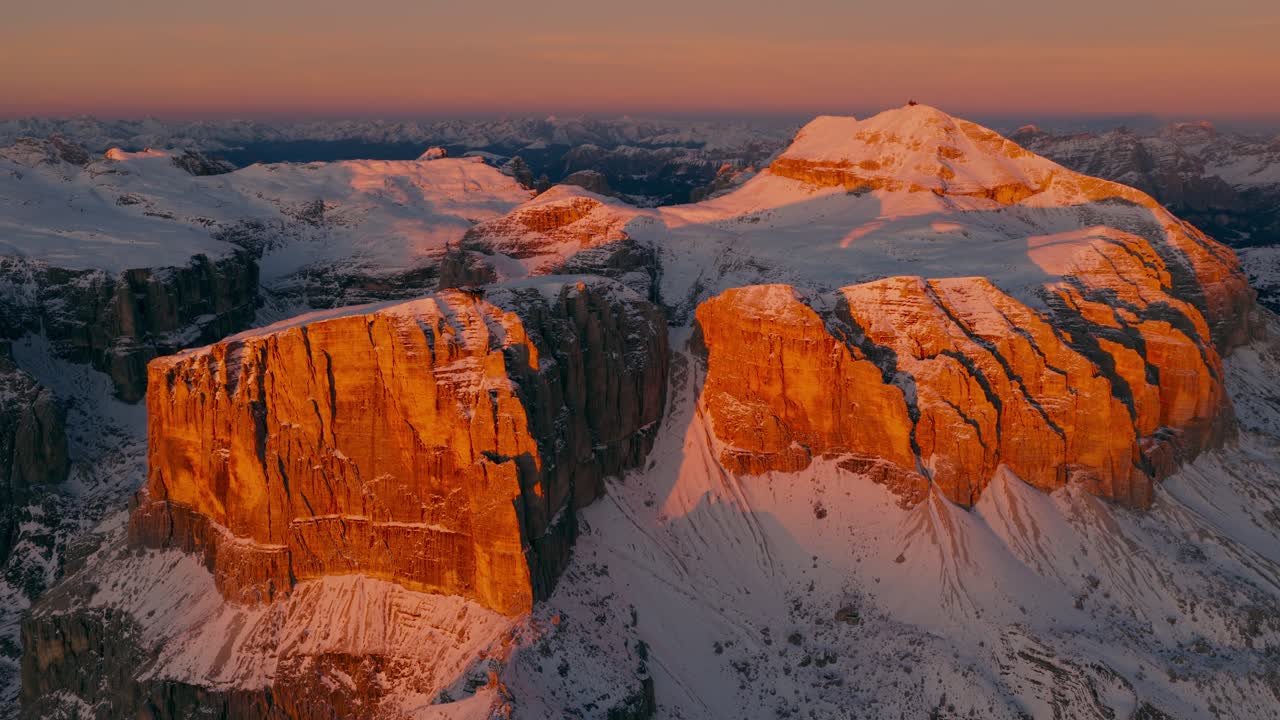 Grup Sella dan Gunung Piz Boè di Dolomite Italia utara.