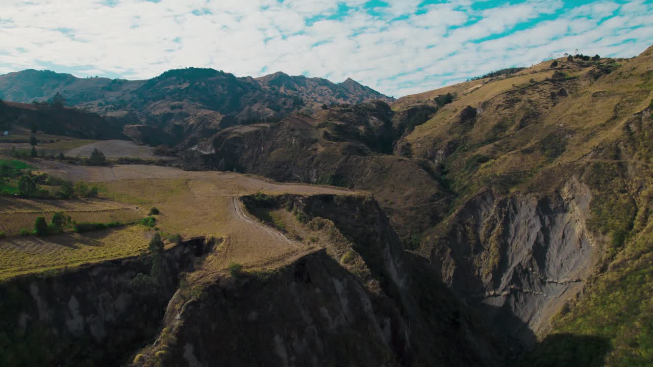 Montagne e valli profonde della regione del Quilotoa Loop nelle Ande ecuadoriane. Include scorci di attività agricole locali e fauna selvatica rurale.
