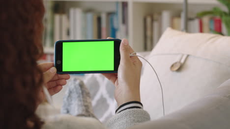 Mujer-De-Cerca-Usando-Un-Teléfono-Inteligente-Viendo-Un-Video-En-Pantalla-Verde-Relajándose-En-Casa-En-El-Sofá