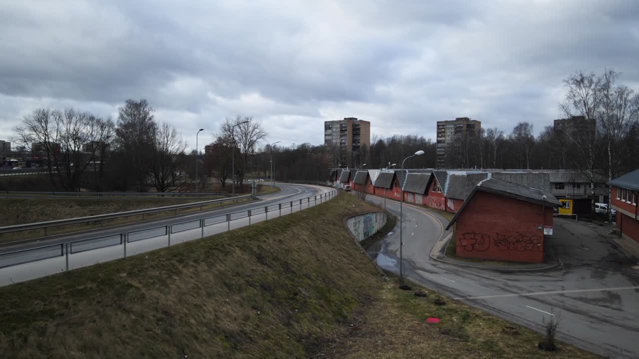 воздушный вид отслеживания над пустой дорогой в снежном