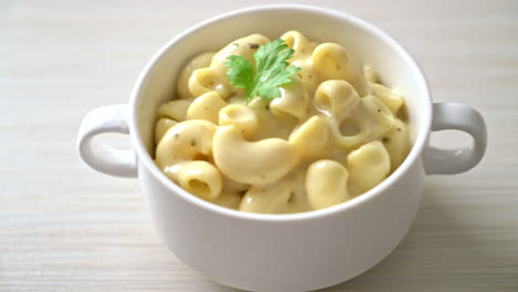 macaroni-and-cheese-with-herbs-in-bowl