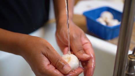 Lavar-Champiñones-Bajo-El-Agua-Del-Grifo-Del-Fregadero-De-La-Cocina---Cámara-Lenta