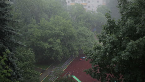 Starker-Regen,-Erhöhte-Ansicht-Aus-Fenster-2