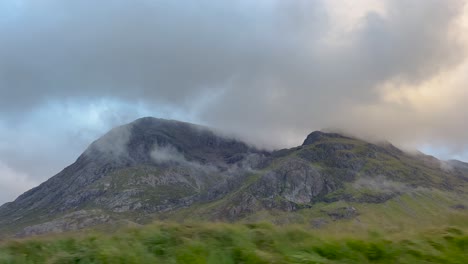 Episches-Kinoabenteuer-In-Den-Majestätischen-Schottischen-Highlands,-Wo-Vulkanische-Pracht-Und-ätherische-Wunder-In-Abgelegenem-Luxus-Auf-Sie-Warten