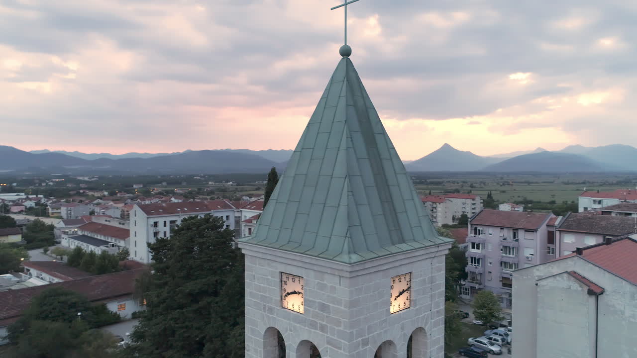 류부스키, 보스니아 헤르체고비나에 있는 지역 가톨릭 교회 주변의 공중 360도 굴림