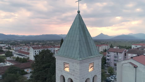 rollo aéreo 360 alrededor de la iglesia católica local en ljubuski, bosnia y herzegovina