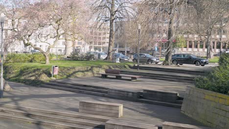 Verlassene-Bänke-Am-Berühmten-Hotspot-Dijleterrassen-In-Leuven-An-Einem-Sonnigen-Tag