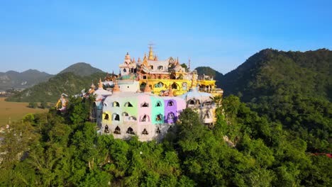 imágenes de drones de 4k del templo de tham de la canción de wat simalai de colores brillantes en la exuberante campiña verde de tailandia