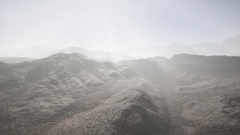 rayos de sol contra el telón de fondo de las montañas