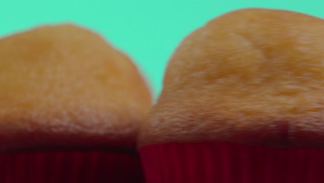 primer plano de un muffin o pastel de tamales girando sobre un fondo verde.