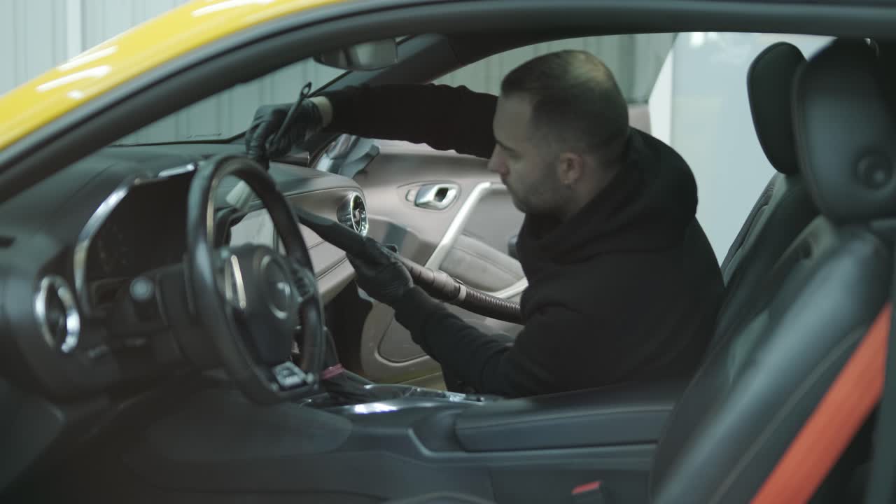 Dettagli auto professionali: lavaggio, rivestimento in ceramica e pulizia interni