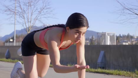 colocar joven haciendo pose de tablón levantar una pierna del brazo