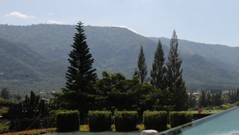 lapso de tiempo de las montañas con sombras cambiantes
